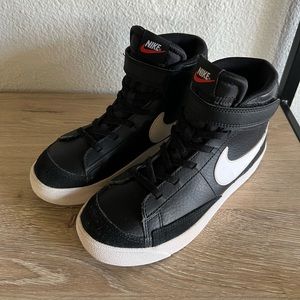NIKE Kids' Blazer Mid '77 High Top Sneaker